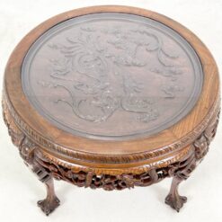 Rytietiškas medinis drožinėtas staliukas stikliniu stalviršiumi 77x77x52 cm