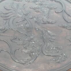 Rytietiškas medinis drožinėtas staliukas stikliniu stalviršiumi 77x77x52 cm