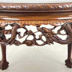 Rytietiškas medinis drožinėtas staliukas stikliniu stalviršiumi 77x77x52 cm