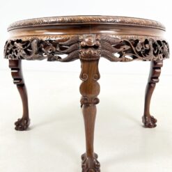 Rytietiškas medinis drožinėtas staliukas stikliniu stalviršiumi 77x77x52 cm