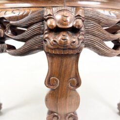 Rytietiškas medinis drožinėtas staliukas stikliniu stalviršiumi 77x77x52 cm