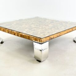 Bauhaus stiliaus staliukas medienos mozaikos ir stiklo stalviršiumi, chromuoto metalo kojomis 150x150x45 cm