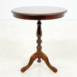 Apvalus riešutmedžio staliukas 49x49x57 cm