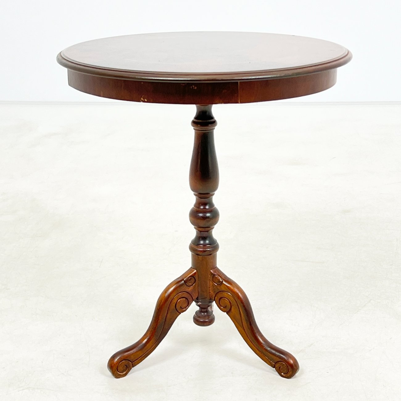 DR0136-stalai-0 Apvalus riešutmedžio staliukas 49x49x57 cm