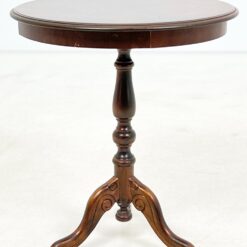 Apvalus riešutmedžio staliukas 49x49x57 cm