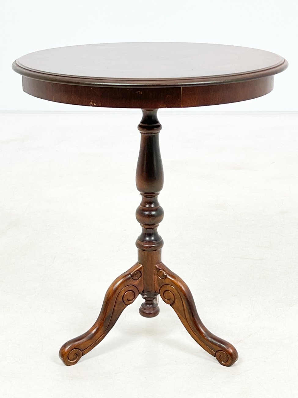 DR0136-stalai-1 Apvalus riešutmedžio staliukas 49x49x57 cm