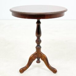 Apvalus riešutmedžio staliukas 49x49x57 cm