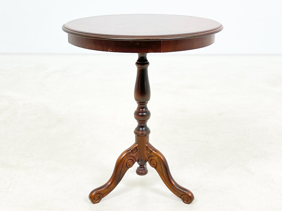 DR0136-stalai-2 Apvalus riešutmedžio staliukas 49x49x57 cm