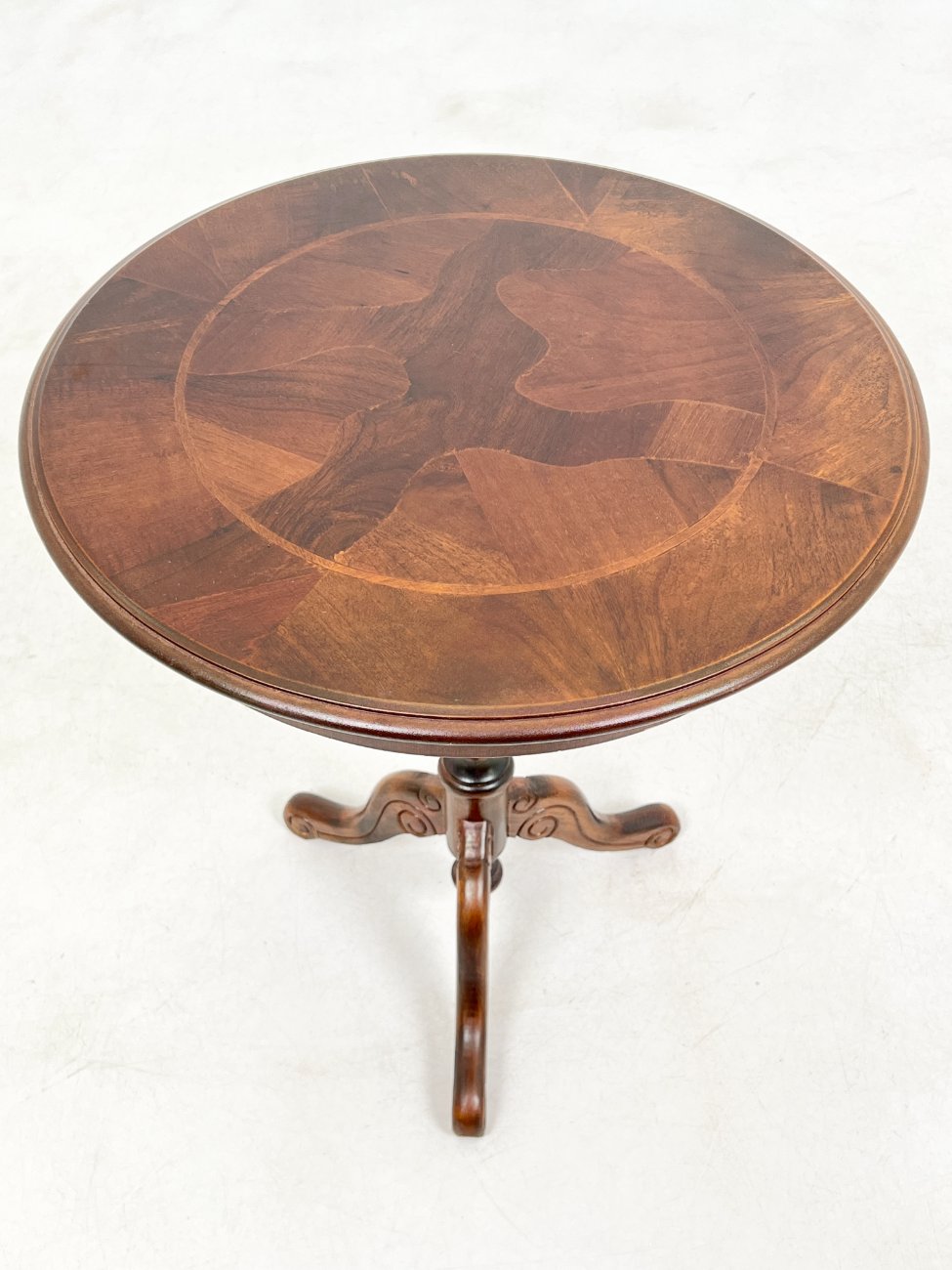 DR0136-stalai-3 Apvalus riešutmedžio staliukas 49x49x57 cm