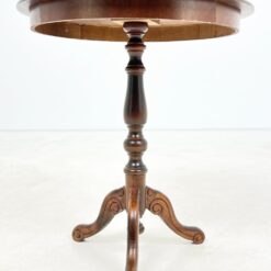 Apvalus riešutmedžio staliukas 49x49x57 cm