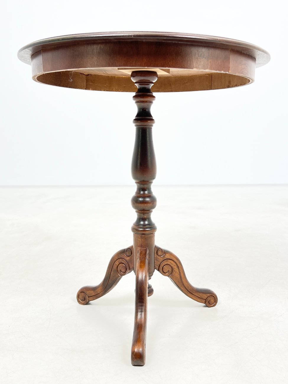 DR0136-stalai-4 Apvalus riešutmedžio staliukas 49x49x57 cm