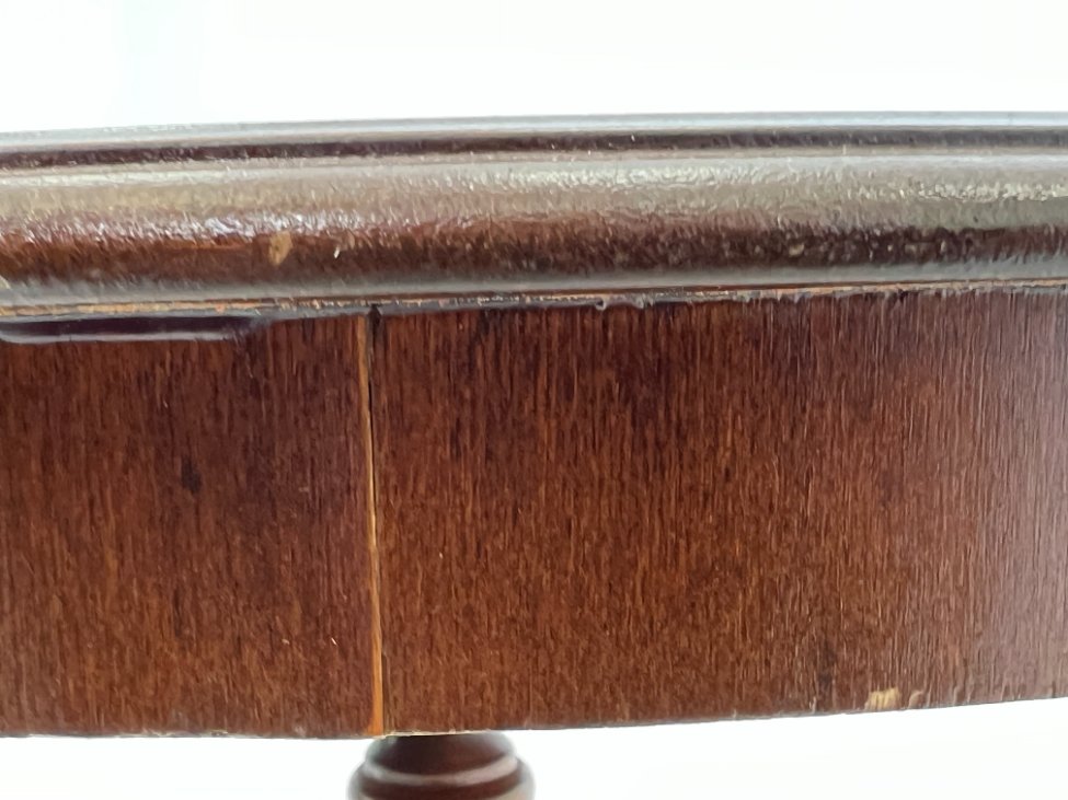 DR0136-stalai-7 Apvalus riešutmedžio staliukas 49x49x57 cm