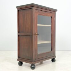 Medinė vitrinėlė 38x68x98,5 cm