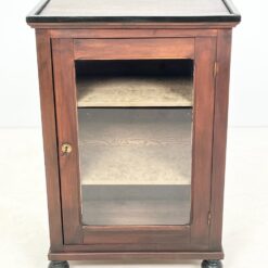 Medinė vitrinėlė 38x68x98,5 cm