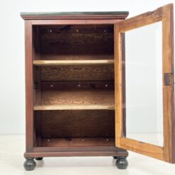 Medinė vitrinėlė 38x68x98,5 cm