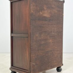 Medinė vitrinėlė 38x68x98,5 cm