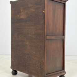 Medinė vitrinėlė 38x68x98,5 cm