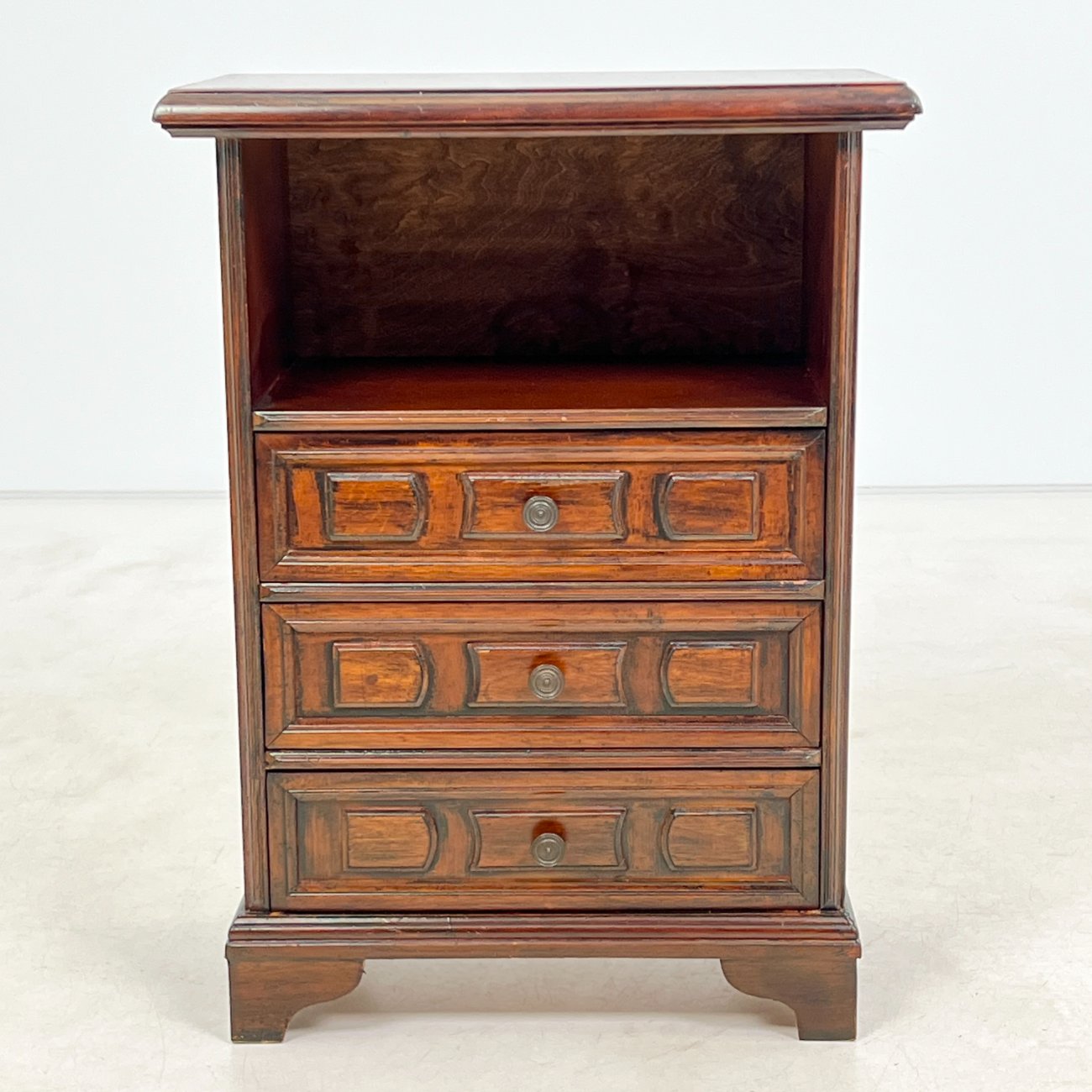 DR0139-spinteles-0 Raudonmedžio spintelė 30×52,5×70,5 cm