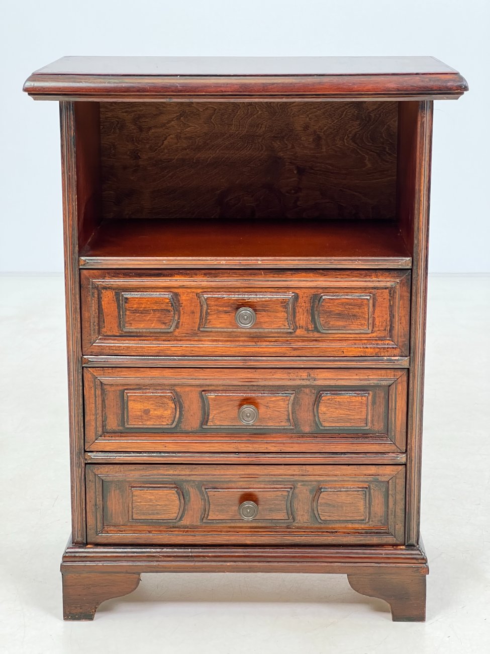 DR0139-spinteles-1 Raudonmedžio spintelė 30×52,5×70,5 cm