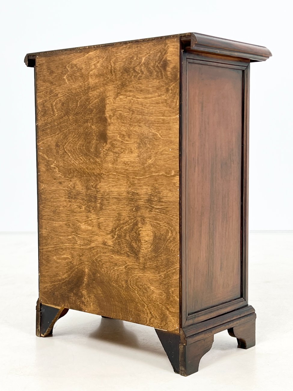 DR0139-spinteles-10 Raudonmedžio spintelė 30×52,5×70,5 cm