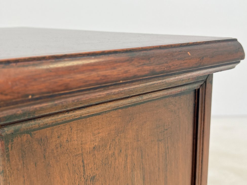 DR0139-spinteles-13 Raudonmedžio spintelė 30×52,5×70,5 cm