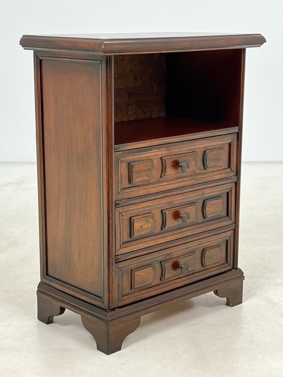 DR0139-spinteles-3 Raudonmedžio spintelė 30×52,5×70,5 cm