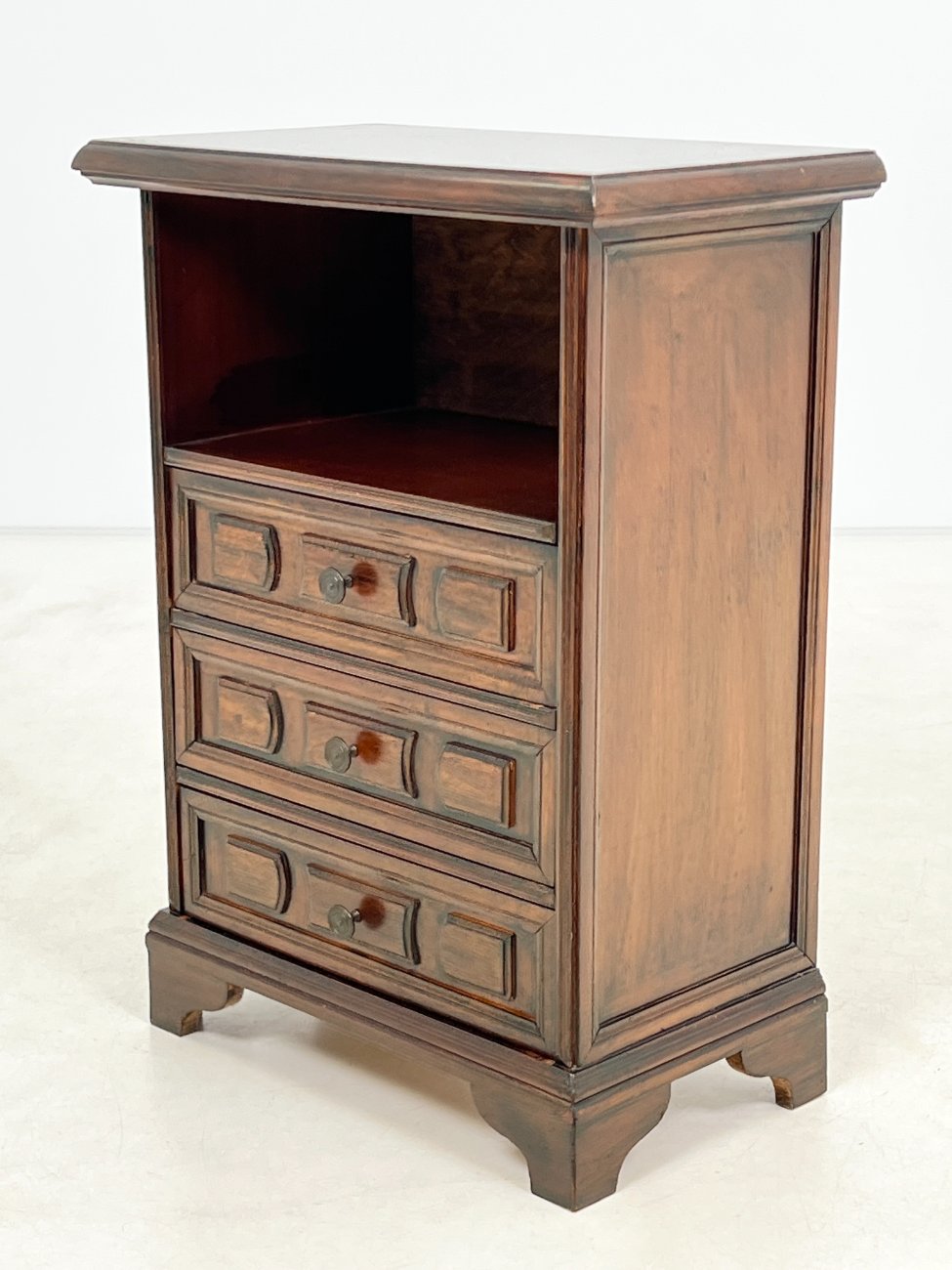 DR0139-spinteles-4 Raudonmedžio spintelė 30×52,5×70,5 cm