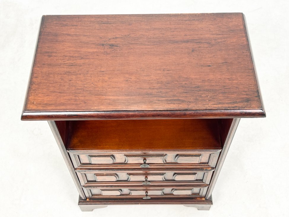 DR0139-spinteles-5 Raudonmedžio spintelė 30×52,5×70,5 cm