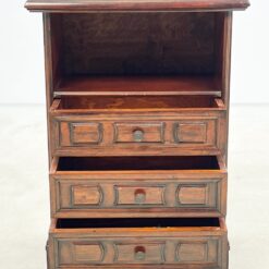 Raudonmedžio spintelė 30×52,5×70,5 cm