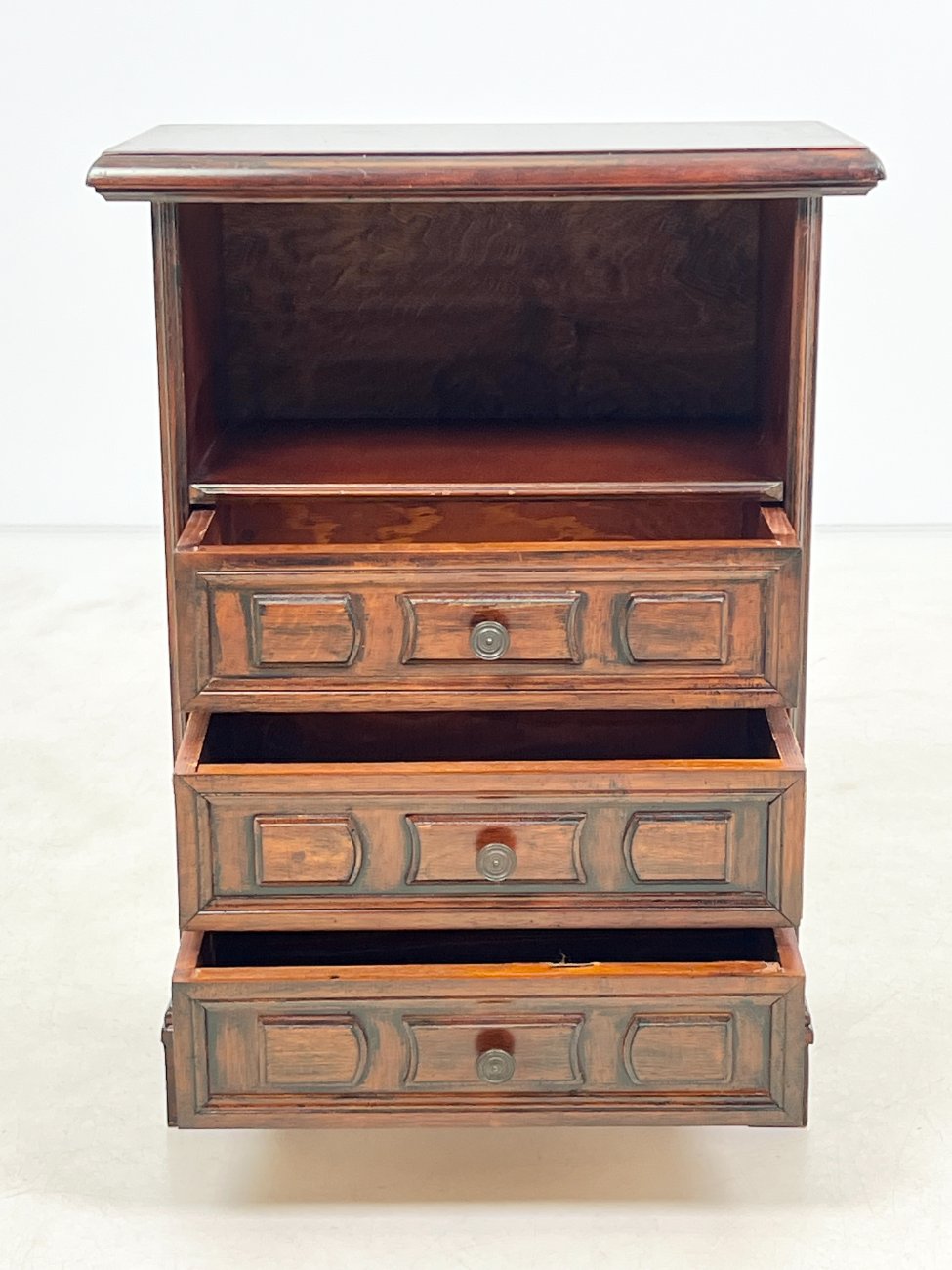 DR0139-spinteles-6 Raudonmedžio spintelė 30×52,5×70,5 cm