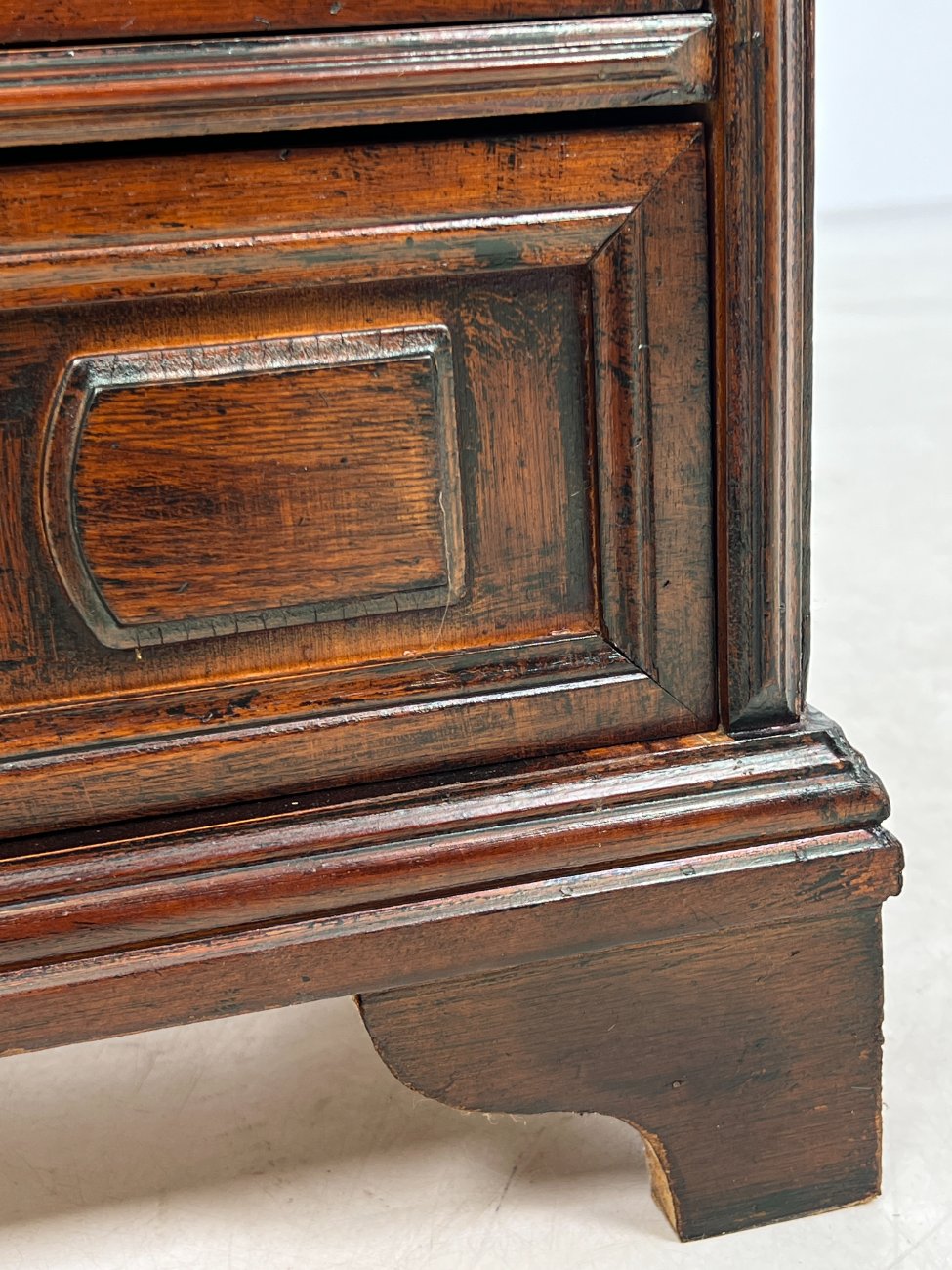 DR0139-spinteles-7 Raudonmedžio spintelė 30×52,5×70,5 cm