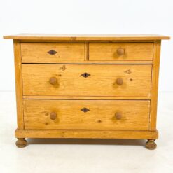 Pušies medžio keturių stalčių komoda 52,5x109,5x79,5 cm