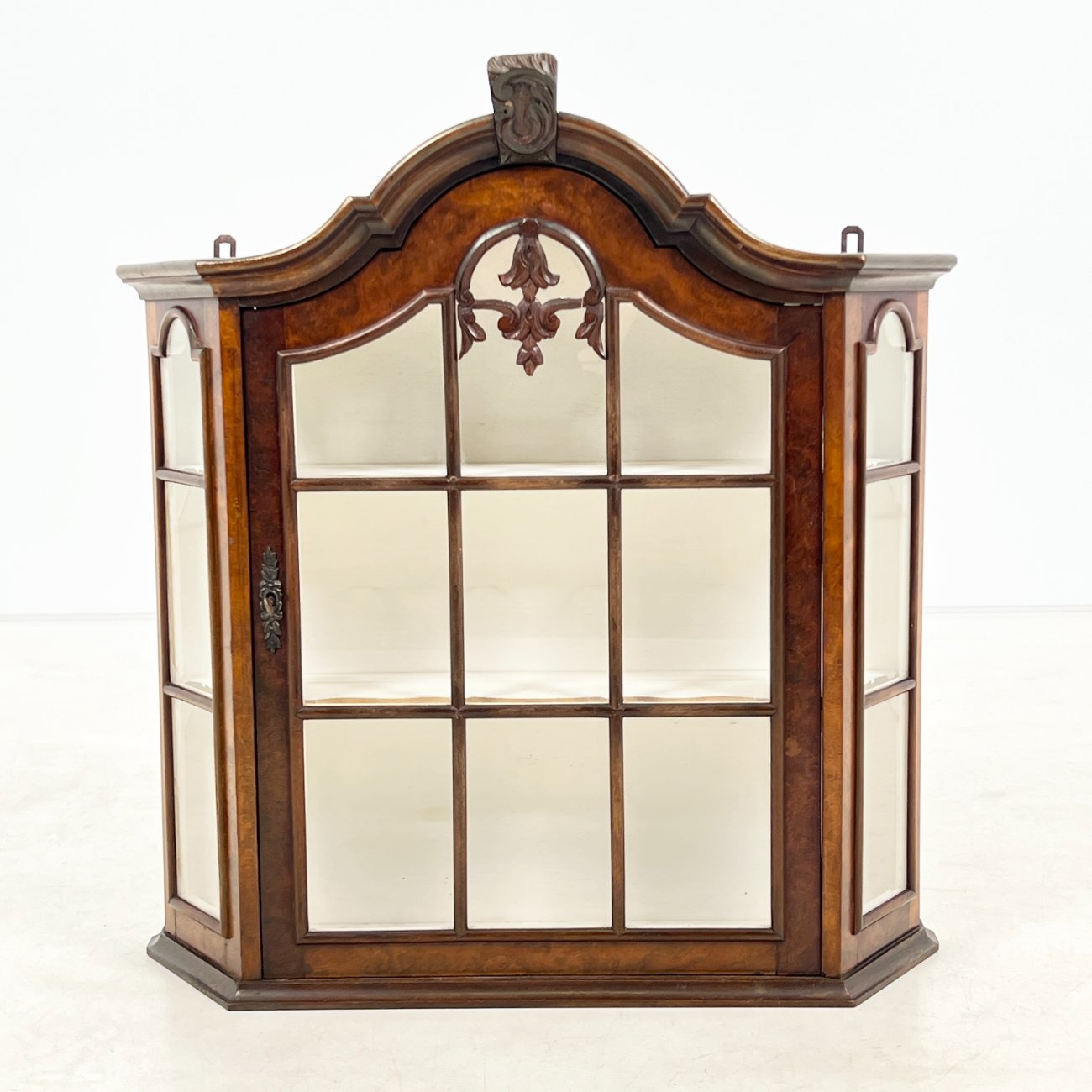 DR0141-spinteles-0 Riešutmedžio pakabinama spintelė su stiklu 20×68,5×72,5 cm