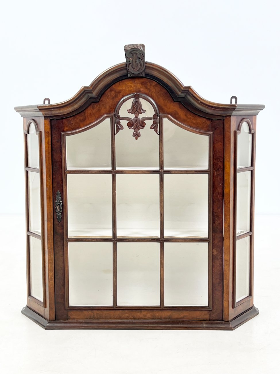 DR0141-spinteles-1 Riešutmedžio pakabinama spintelė su stiklu 20×68,5×72,5 cm