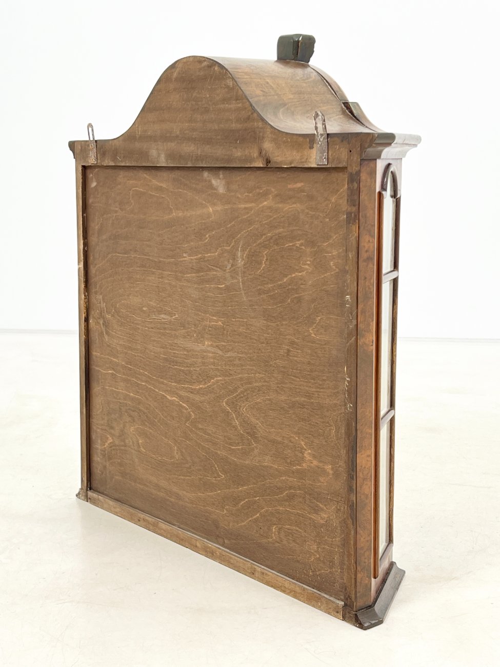 DR0141-spinteles-10 Riešutmedžio pakabinama spintelė su stiklu 20×68,5×72,5 cm