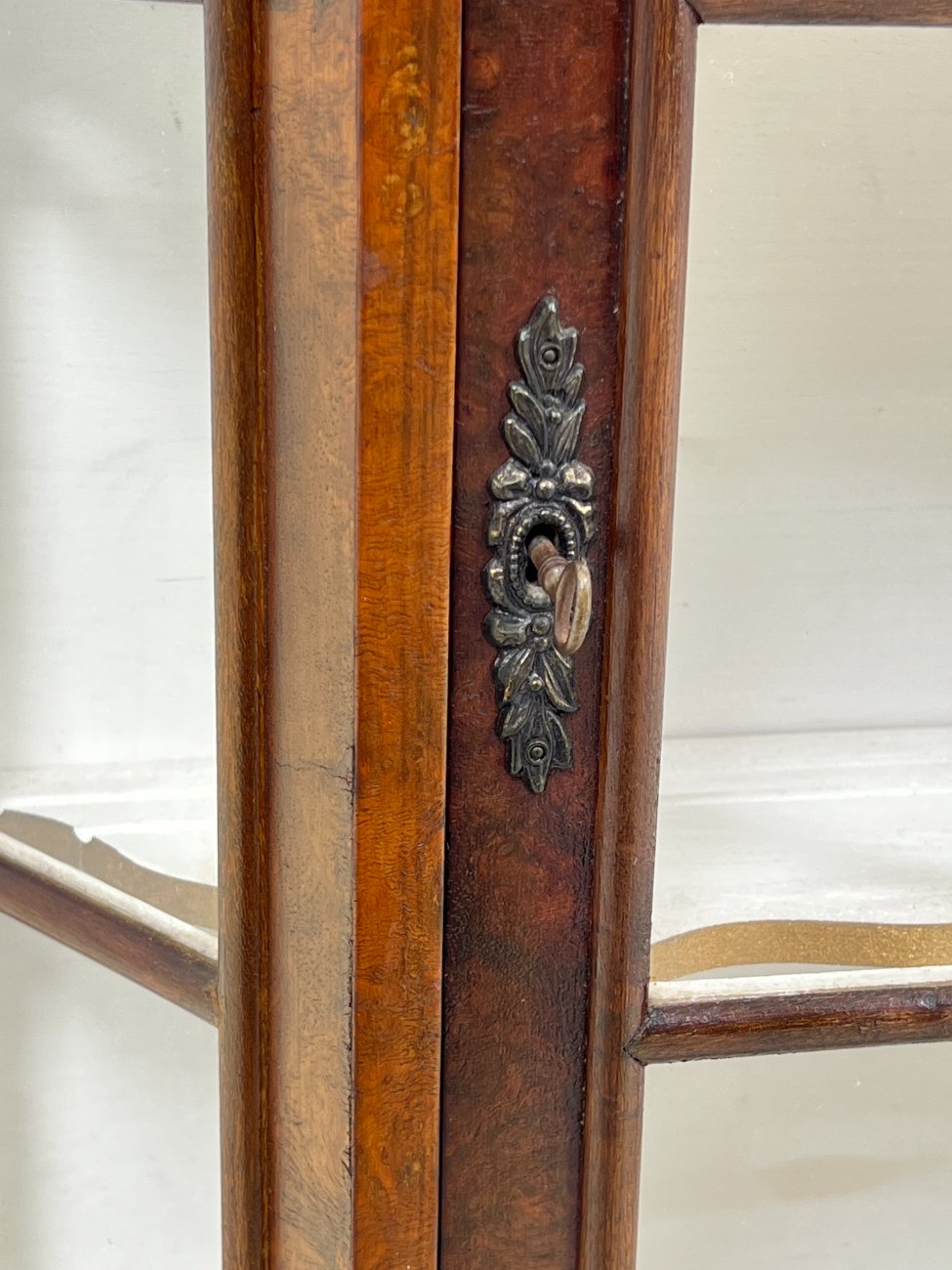 DR0141-spinteles-11 Riešutmedžio pakabinama spintelė su stiklu 20×68,5×72,5 cm