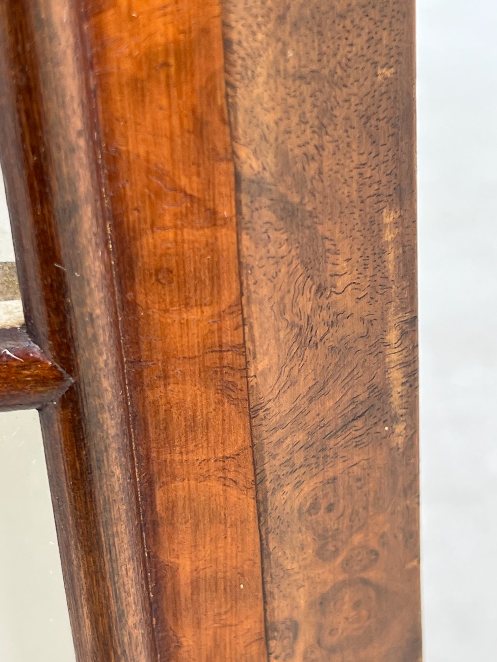 DR0141-spinteles-13 Riešutmedžio pakabinama spintelė su stiklu 20×68,5×72,5 cm