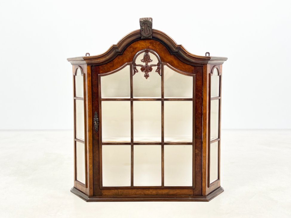 DR0141-spinteles-2 Riešutmedžio pakabinama spintelė su stiklu 20×68,5×72,5 cm