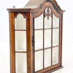 Riešutmedžio pakabinama spintelė su stiklu 20×68,5×72,5 cm