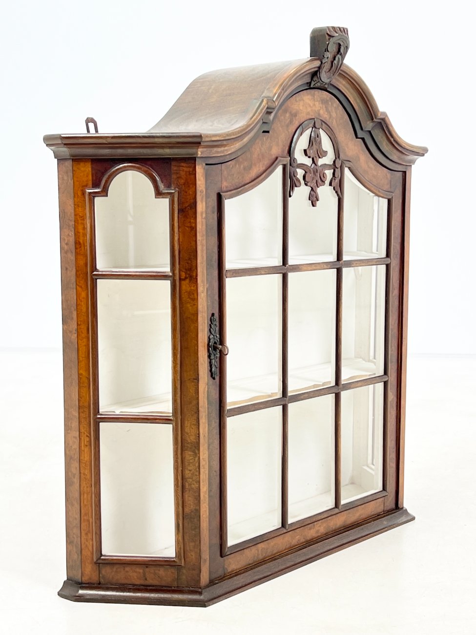 DR0141-spinteles-3 Riešutmedžio pakabinama spintelė su stiklu 20×68,5×72,5 cm