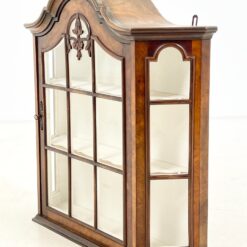 Riešutmedžio pakabinama spintelė su stiklu 20×68,5×72,5 cm