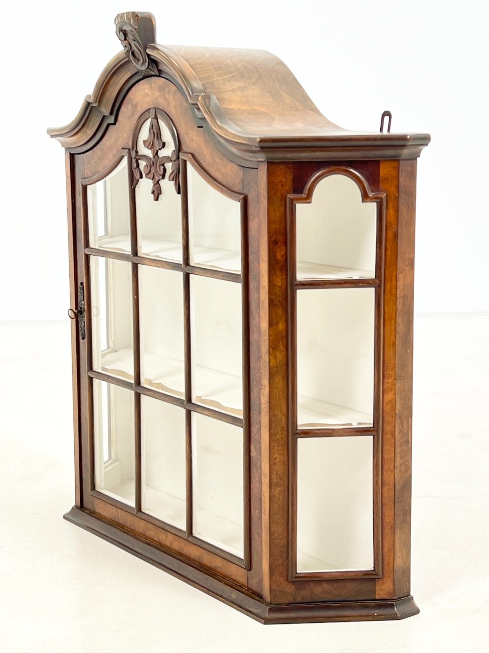 DR0141-spinteles-4 Riešutmedžio pakabinama spintelė su stiklu 20×68,5×72,5 cm