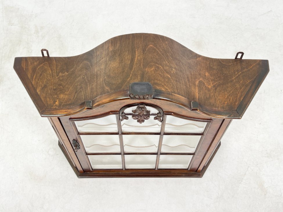 DR0141-spinteles-5 Riešutmedžio pakabinama spintelė su stiklu 20×68,5×72,5 cm