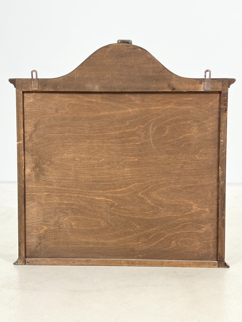 DR0141-spinteles-8 Riešutmedžio pakabinama spintelė su stiklu 20×68,5×72,5 cm