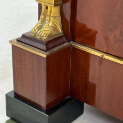 Ampyro stiliaus raudonmedžio bufetas su apšvietimu 42,5x106x155 cm