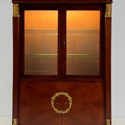 Ampyro stiliaus raudonmedžio bufetas su apšvietimu 42,5x106x155 cm