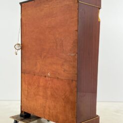 Ampyro stiliaus raudonmedžio bufetas su apšvietimu 42,5x106x155 cm