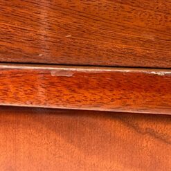 Ampyro stiliaus raudonmedžio bufetas su apšvietimu 42,5x106x155 cm