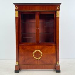 Ampyro stiliaus raudonmedžio bufetas su apšvietimu 42,5x106x155 cm