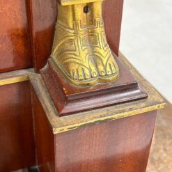 Ampyro stiliaus raudonmedžio bufetas su apšvietimu 42,5x106x155 cm